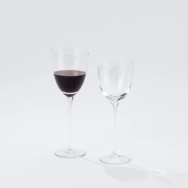 Asymetryczny skośny kieliszek do wina