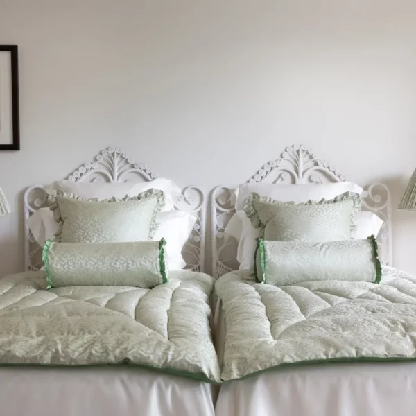Jedwabna kwadratowa poduszka z falbanami Coral Fern Gingerlilly (Zielony)
