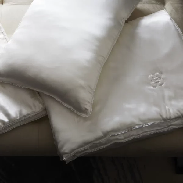Jedwabna poduszka pokryta jedwabiem GINGERLILY (Biały)